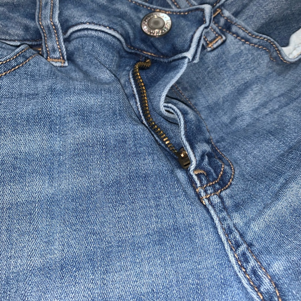 Authentic American Eagle blue ripped jeans
